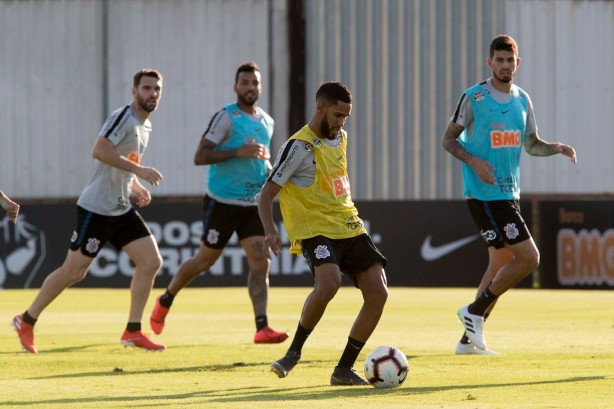 Everaldo já treina com companheiros no CT Joaquim Grava