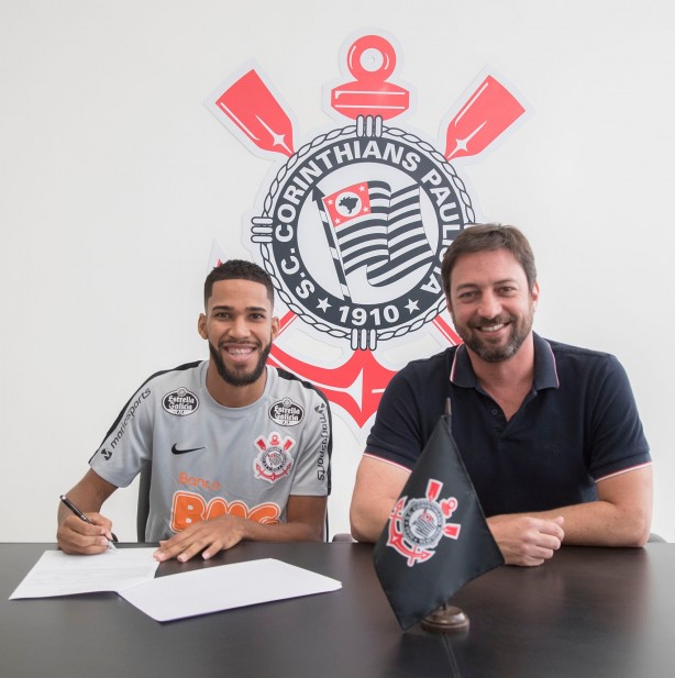 Everaldo no momento da sua assinatura com o Corinthians