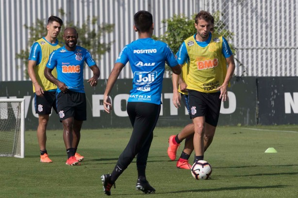 Henrique e companheiros no treino de hoje no CT Joaquim Grava