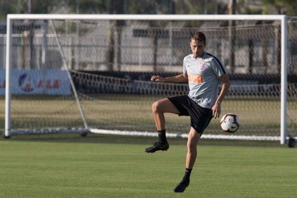 Henrique treina no CT Joaquim Grava