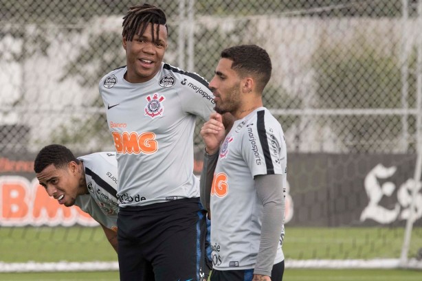 Matheus Jesus já se enturma com Gabriel no treino desta segunda-feira