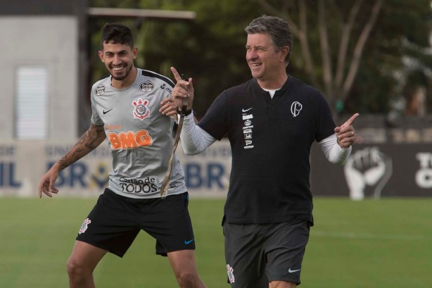 Pedro Henrique e Walmir Cruz no treino no CT Joaquim Grava nesta segunda-feira
