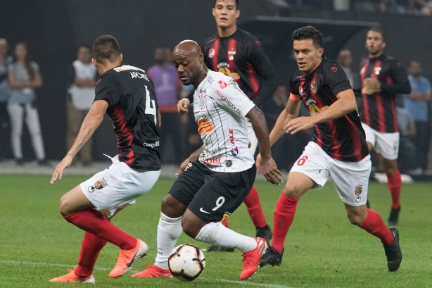 Atacante Vagner Love no jogo contra o Deportivo Lara, pela Sul-Americana, na Arena Corinthians