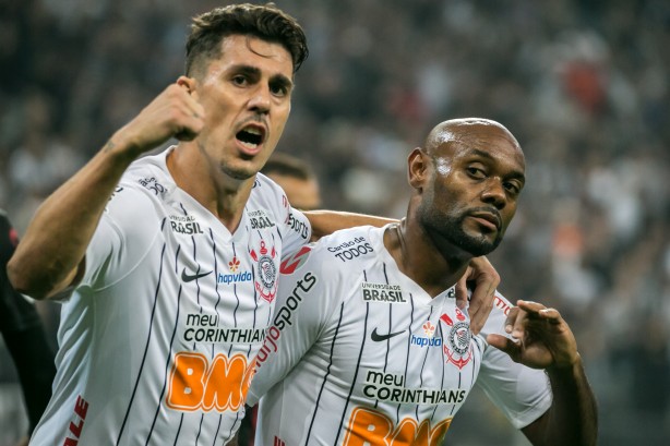 Avelar e Love comemoram o gol do atacante contra o Deportivo Lara, pela Sul-Americana