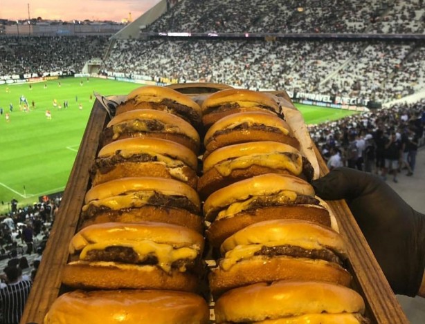 Camarote Fiel Zone distribuiu lanches para o time adversrio