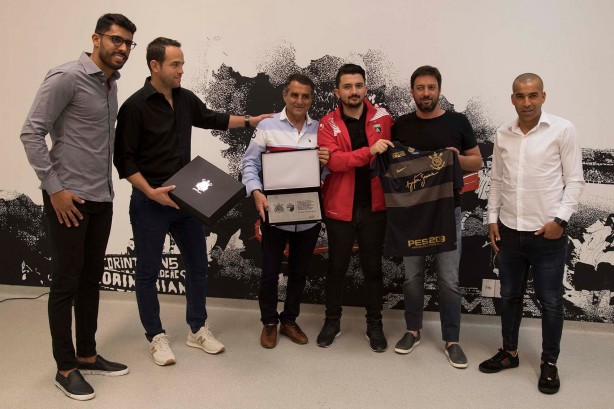 Dirigente do Deportivo Lara recebe homenagem no vestiário da Arena Corinthians