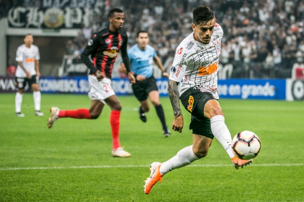 Fagner no duelo contra o Deportivo Lara, pela Copa Sul-Americana, na Arena Corinthians