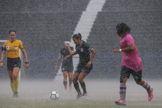 Forte chuva no jogo entre Corinthians e Vitória-PE, pelo Brasileirão Feminino
