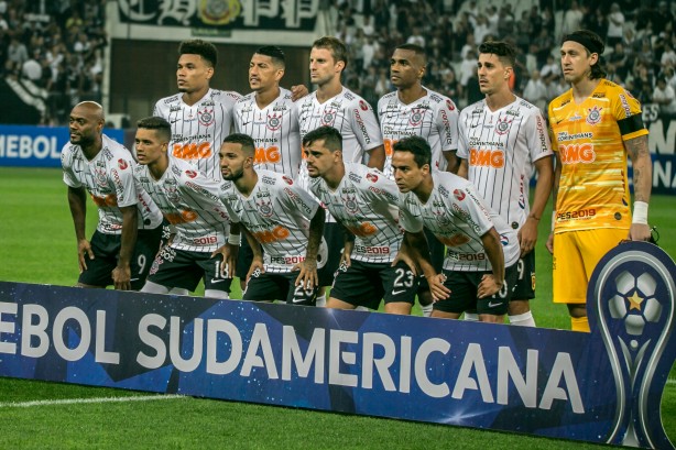 Foto oficial do elenco do Corinthians para partida contra o Lara, pela Sul-Americana