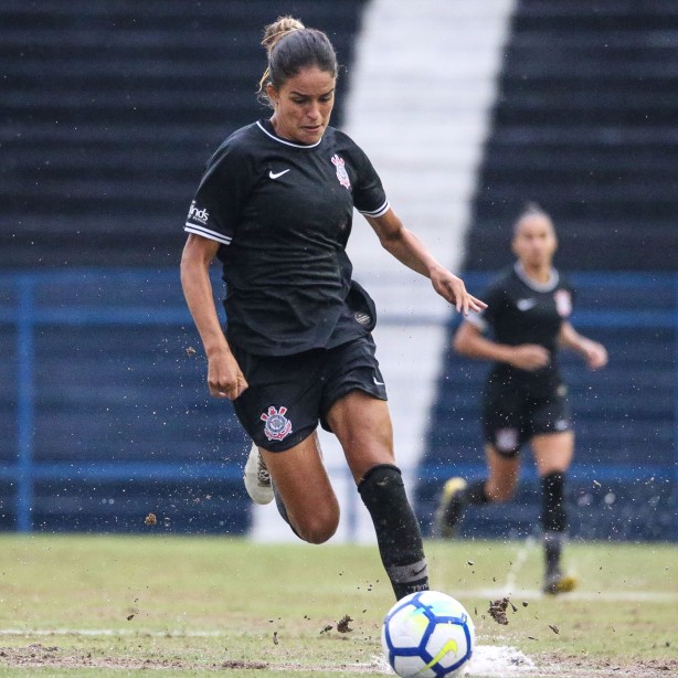 Gabi Nunes em duelo contra o Vitória-PE, pelo Brasileirão Feminino