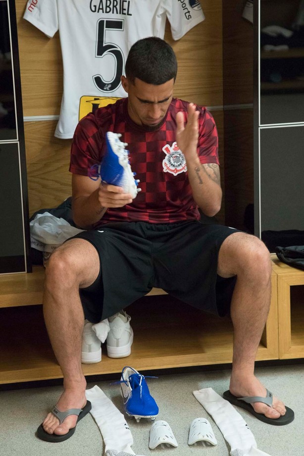 Gabriel no vestiário da Arena Corinthians antes do jogo contra o Deportivo Lara
