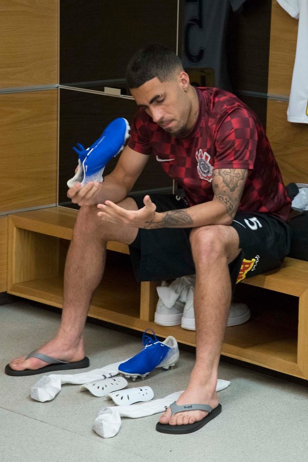 Gabriel no vestiário da Arena Corinthians antes do jogo contra o Deportivo Lara