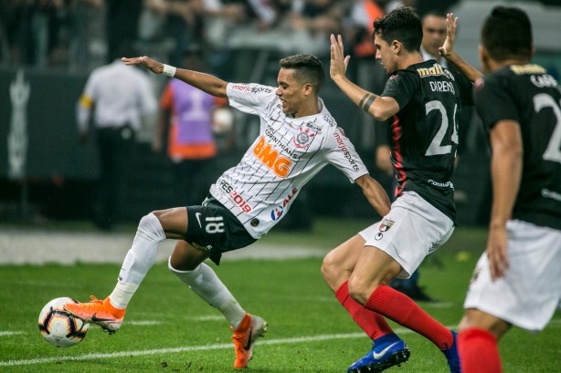 Garoto Pedrinho em partida contra o Deportivo Lara, pela Sul-Americana, na Arena Corinthians