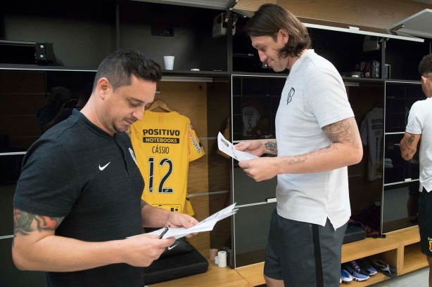 Goleiro Cássio recebe as últimas instruções antes do jogo contra o Deportivo Lara