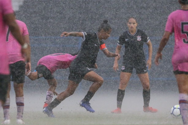 Grazi e Millene no jogo contra o Vitória-PE, pela Brasileirão Feminino