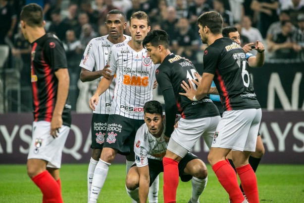 Henrique e Avelar no embate contra o Deportivo Lara, na Arena Corinthians, pela Sul-Americana