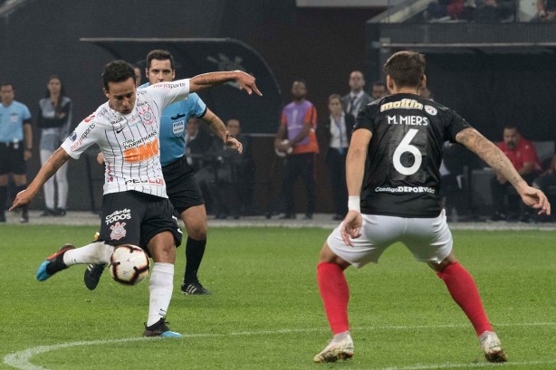 Jadson durante jogo contra o Deportivo Lara, pela Copa Sul-Americana, na Arena Corinthians