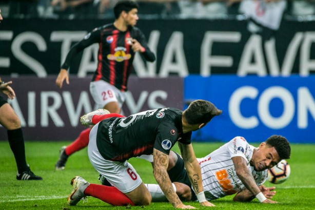Júnior Urso em atuação contra o Deportivo Lara, na Arena Corinthians, pela Sul-Americana