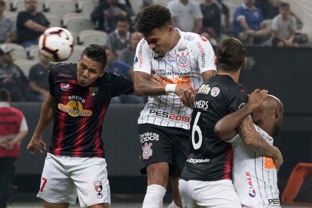 Júnior Urso no jogo contra o Deportivo Lara, pela Sul-Americana