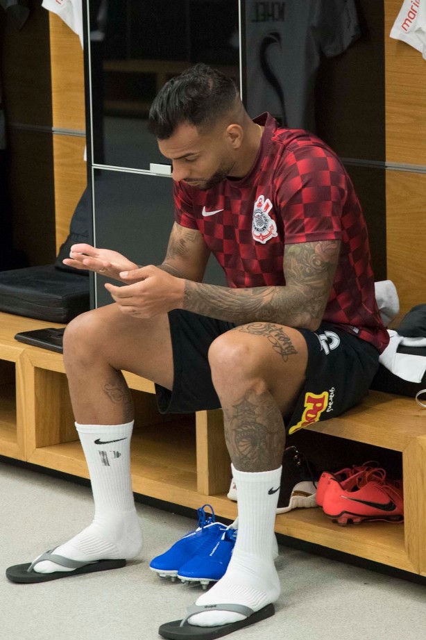 Michel Macedo no vestiário da Arena Corinthians antes do jogo contra o Deportivo Lara