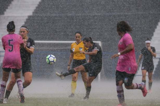 Millene no momento do seu chute contra o Vitória-PE, pelo Brasileirão Feminino