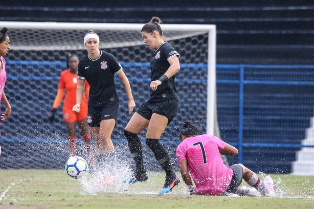 Pardal e Gabi Zanotti na partida contra o Vitória-PE, pelo Campeonato Brasileiro Feminino