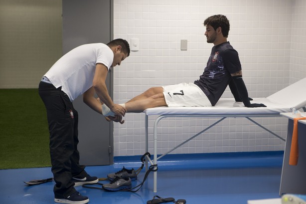 Pato antes do jogo recebendo cuidados da comissão técnica; vestiário ficou quente depois
