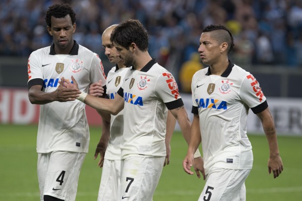 Pato após perder o pênalti foi consolado pelos companheiros; Já no vestiário...