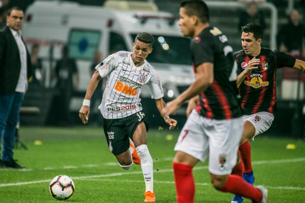 Pedrinho durante jogo contra o Deportivo Lara, pela Copa Sul-Americana