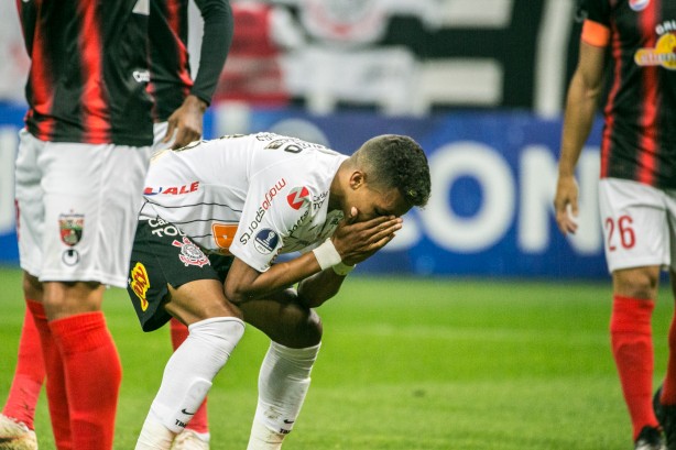 Pedrinho durante jogo contra o Deportivo Lara, na Arena Corinthians, pela Sul-Americana