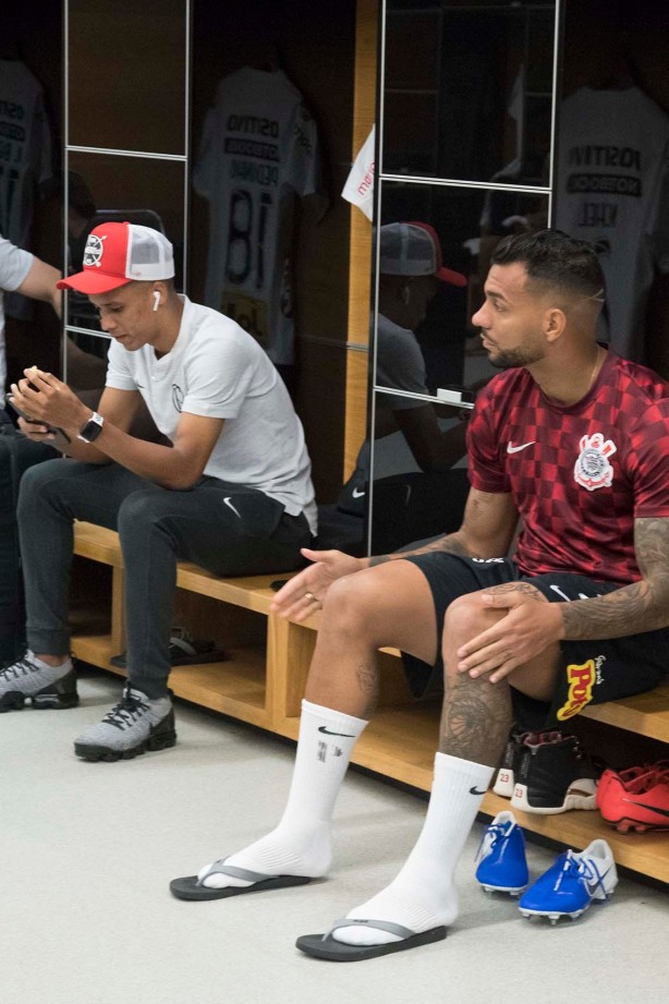 Pedrinho e Michel no vestiário da Arena Corinthians antes do jogo contra o Deportivo Lara