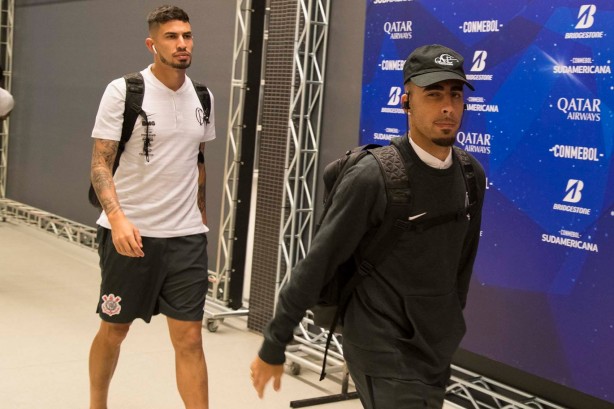 Pedro Henrique e Gabriel no vestiário da Arena Corinthians antes do jogo contra o Deportivo Lara