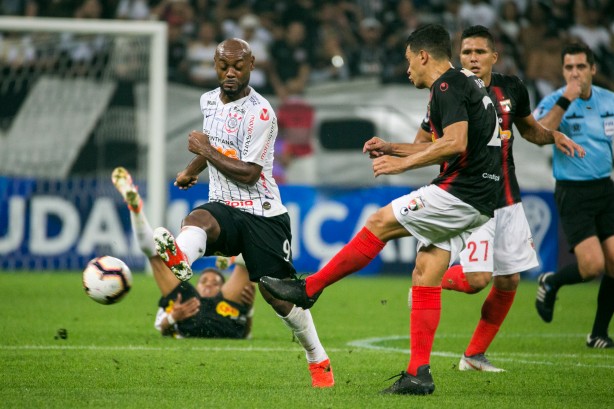 Vagner Love na partida contra o Deportivo Lara, na Arena Corinthians, pela Sul-Americana
