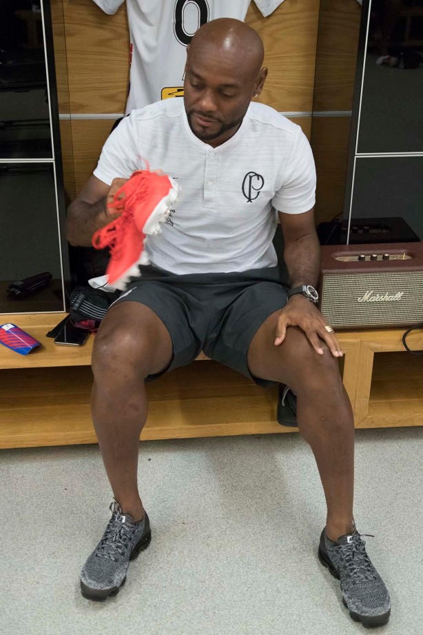 Vagner Love no vestiário da Arena Corinthians antes do jogo contra o Deportivo Lara