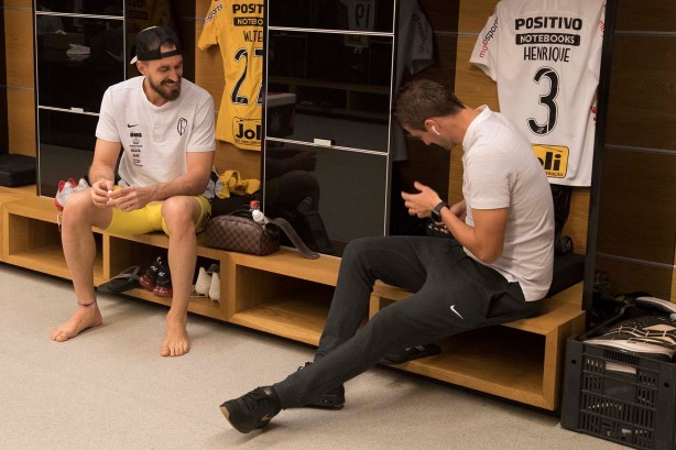 Walter e Henrique no vestiário da Arena Corinthians antes do jogo contra o Deportivo Lara