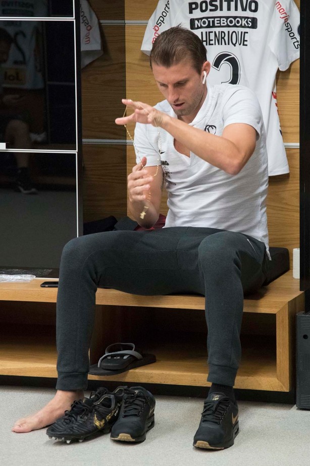 Zagueiro Henrique no vestiário da Arena Corinthians antes do jogo contra o Deportivo Lara