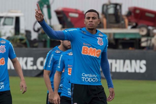 Atacante Gustavo treina no CT Joaquim Grava para duelo contra o São Paulo