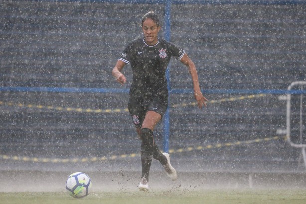 Gabi no jogo contra o Vitória-PE, pelo Campeonato Brasileiro Feminino
