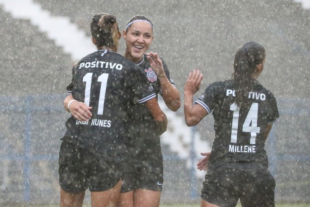 Giovanna Crivelari marcou gol contra o Vitória-PE, pelo Brasileirão Feminino