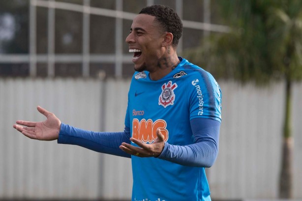 Gustavo treina no CT Joaquim Grava para enfrentar o São Paulo