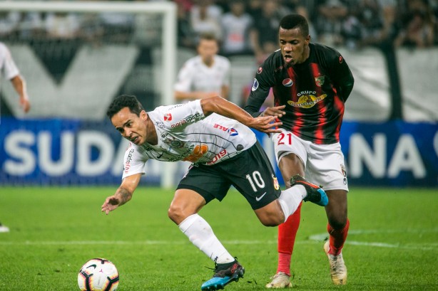 Jadson durante jogo contra o Deportivo Lara, pela Copa Sul-Americana, na Arena Corinthians