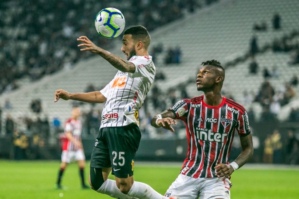 Clayson em jogada pelo alto no jogo contra o São Paulo, pelo Brasileirão
