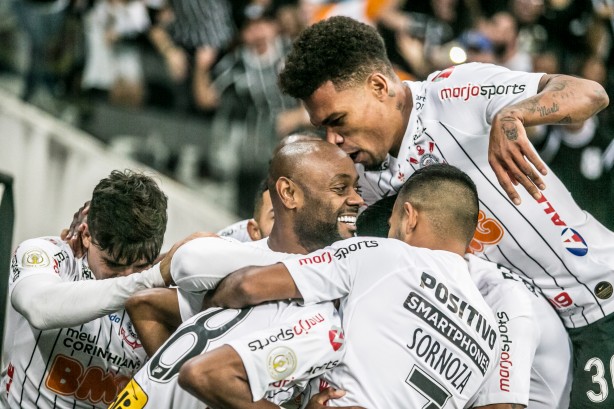 Jogadores comemoram com Pedrinho o gol do Corinthians contra o São Paulo