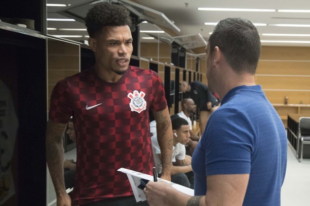 Júnior Urso recebe as últimas instruções antes do jogo contra o São Paulo, na Arena Corinthians
