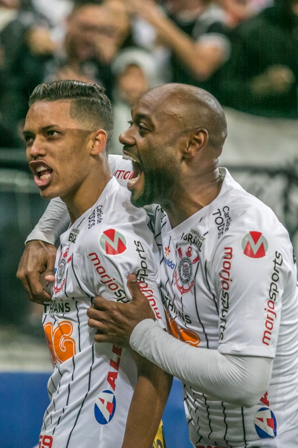 Love e Pedrinho no Majestoso desta noite, na Arena Corinthians, pelo Brasileirão