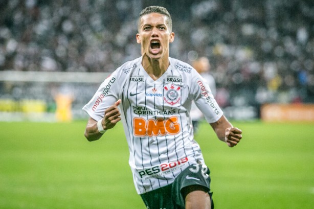 Pedrinho marcou gol contra o São Paulo, pelo Brasileirão