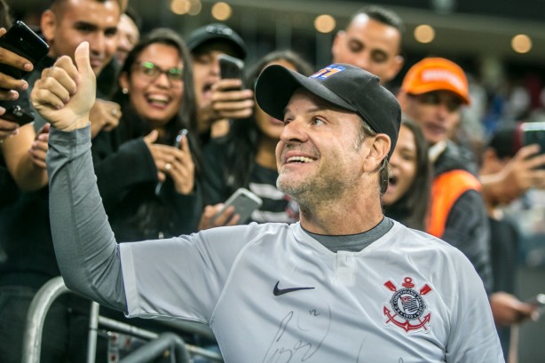 Rubinho Barrichello acompanhou o jogo entre Corinthians e São Paulo, na Arena, em Itaquera
