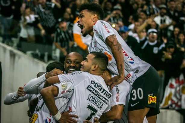 Urso, Love e companheiros comemorando o gol de Pedrinho, contra o São Paulo