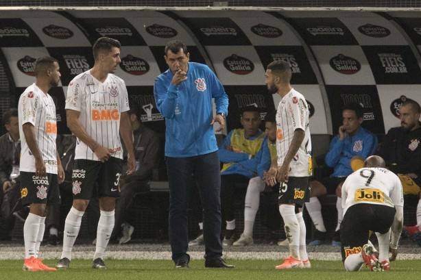 Carille instrui os jogadores do banco durante jogo contra o São Paulo, na Arena Corinthians