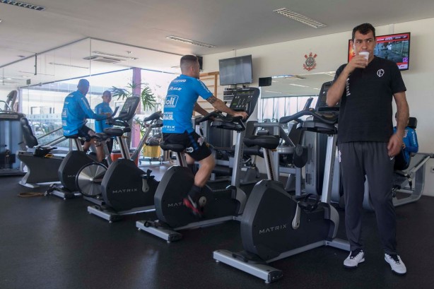Carille na academia do CT Joaquim Grava durante treino desta segunda-feira
